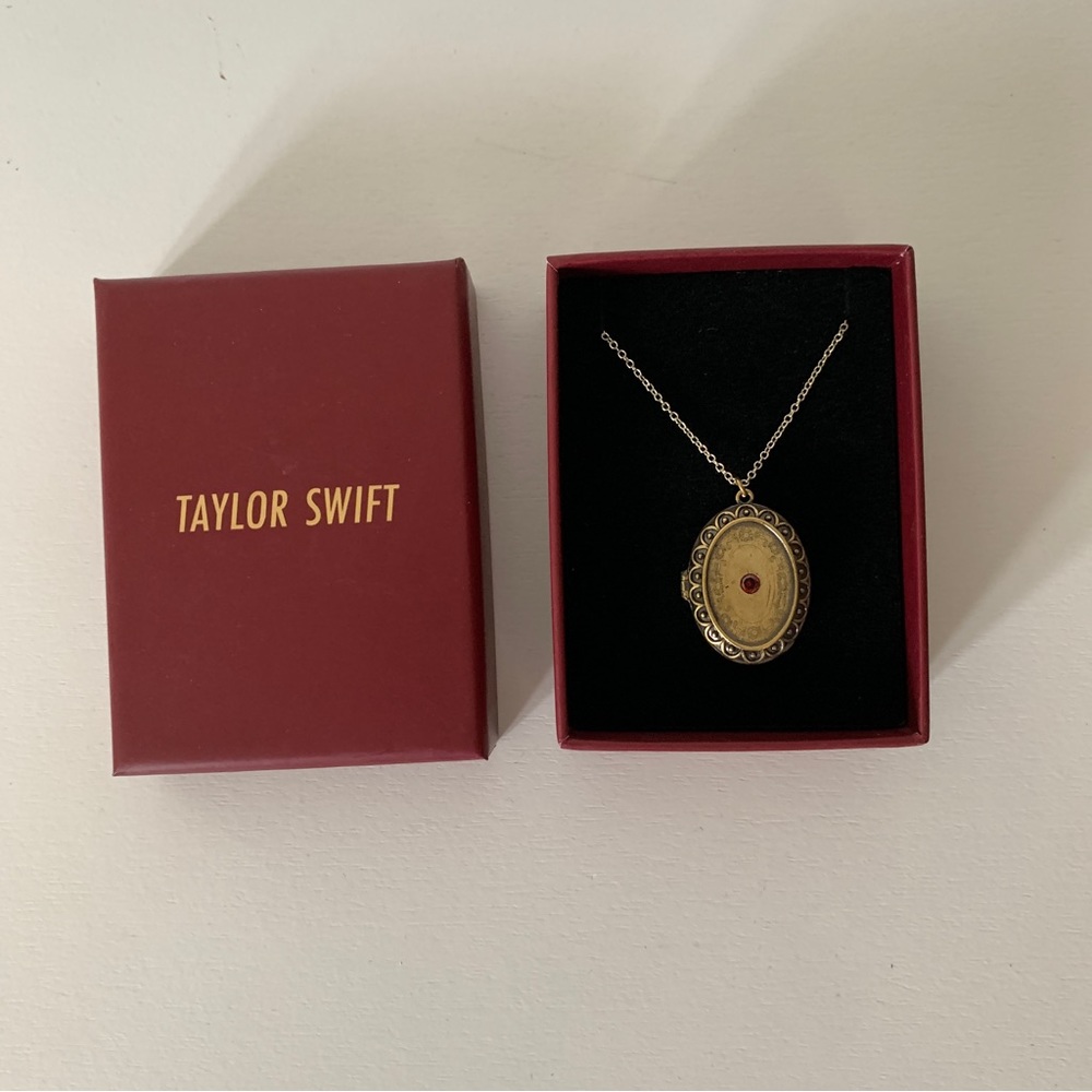 NEW Taylor Swift “We’ll Run” Locket Necklace